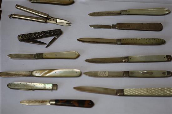 A collection of twenty four assorted 19th century and later silver pocket or fruit knives and a pair of scissors.
